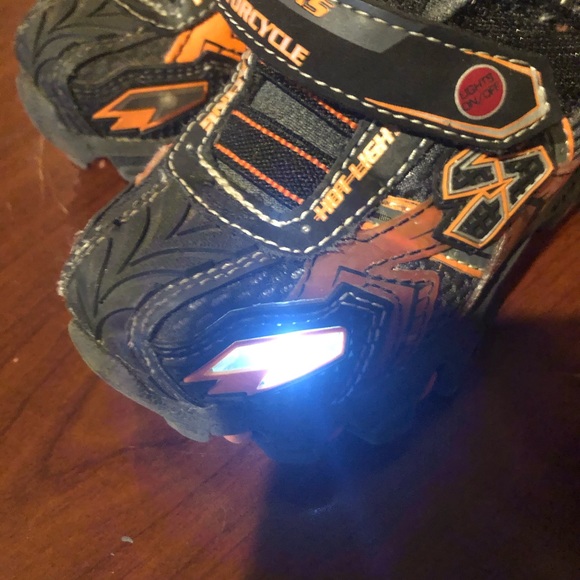 Toddler light up sketcher sneakers - Picture 4 of 6